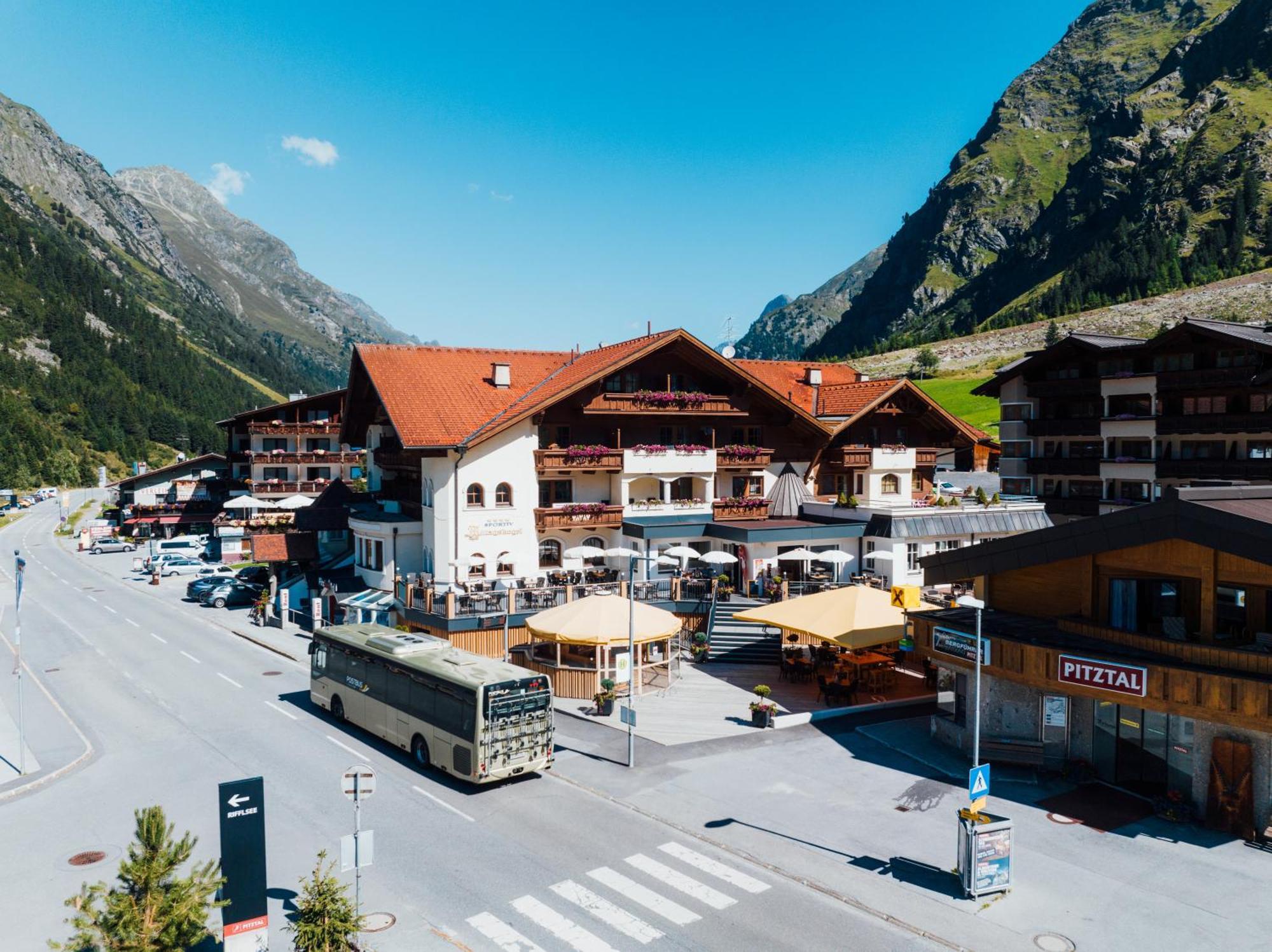 Hotel Mittagskogel Pitztal ซังคท์เลออนฮาร์ด อิม พิทซ์ทัล ภายนอก รูปภาพ