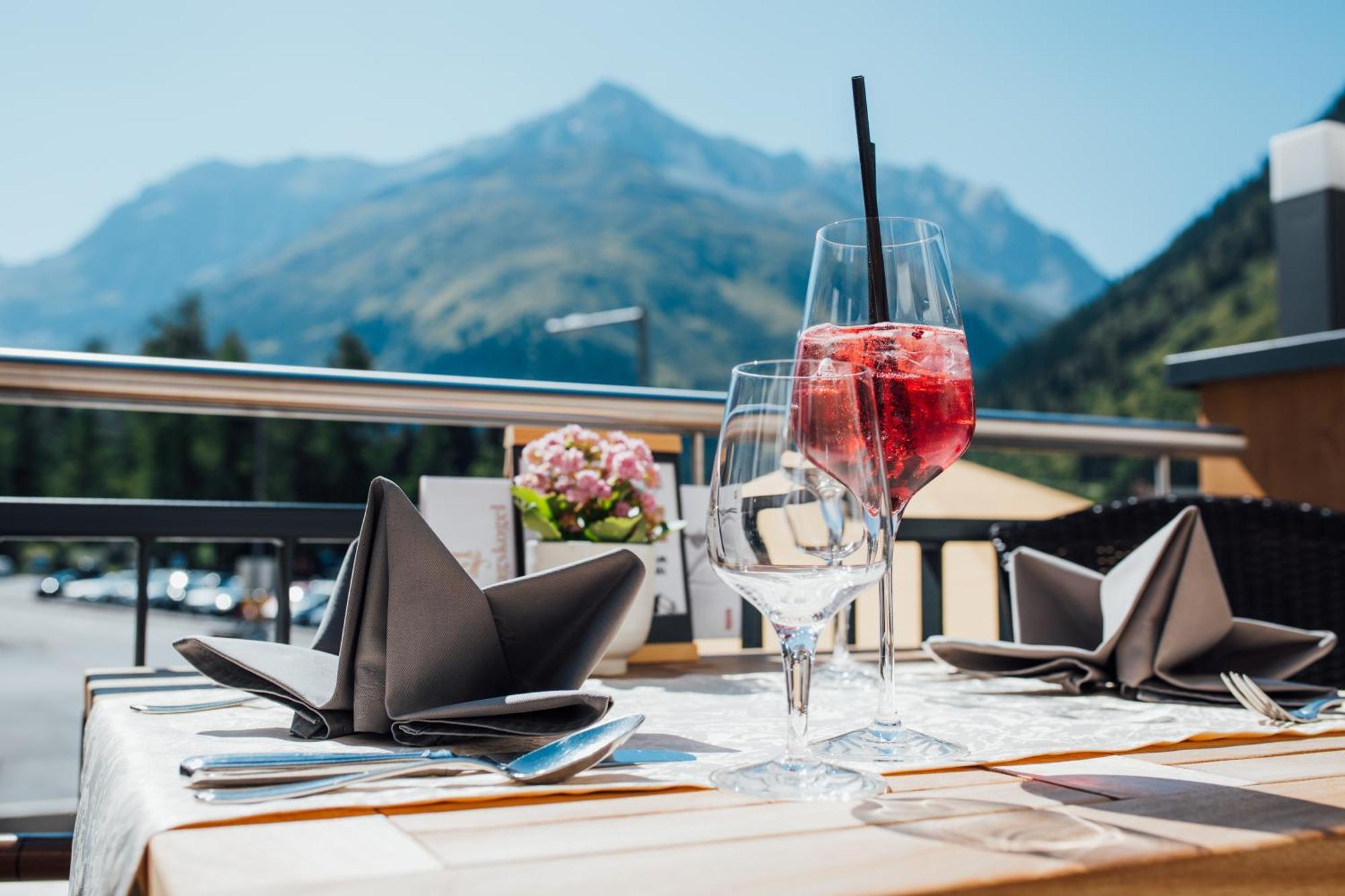 Hotel Mittagskogel Pitztal ซังคท์เลออนฮาร์ด อิม พิทซ์ทัล ภายนอก รูปภาพ
