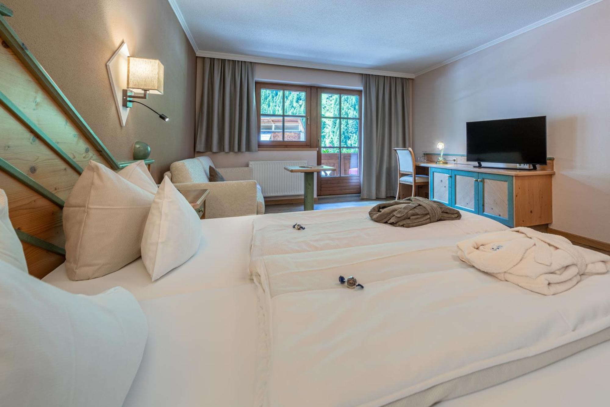 Hotel Mittagskogel Pitztal ซังคท์เลออนฮาร์ด อิม พิทซ์ทัล ภายนอก รูปภาพ