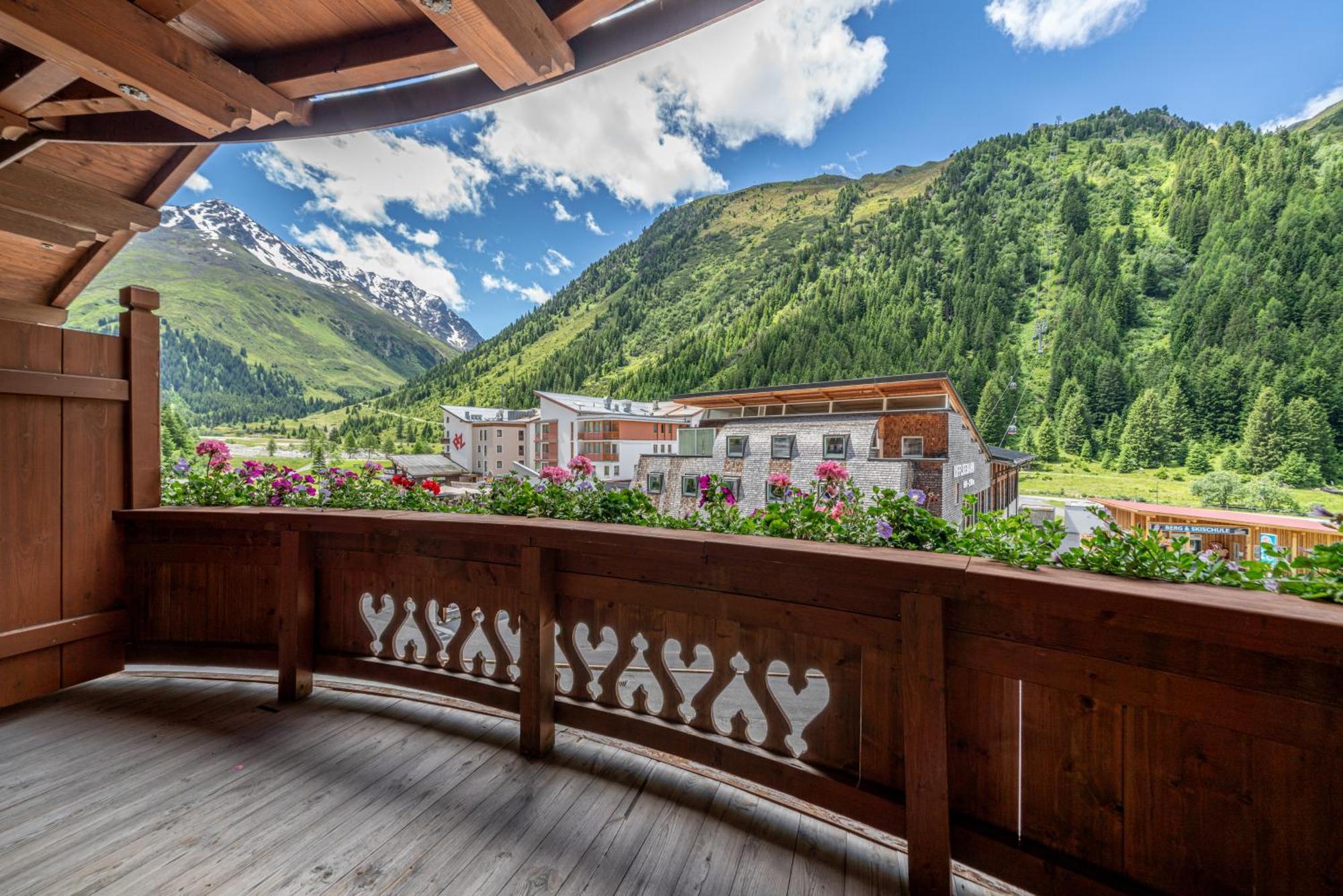 Hotel Mittagskogel Pitztal ซังคท์เลออนฮาร์ด อิม พิทซ์ทัล ภายนอก รูปภาพ